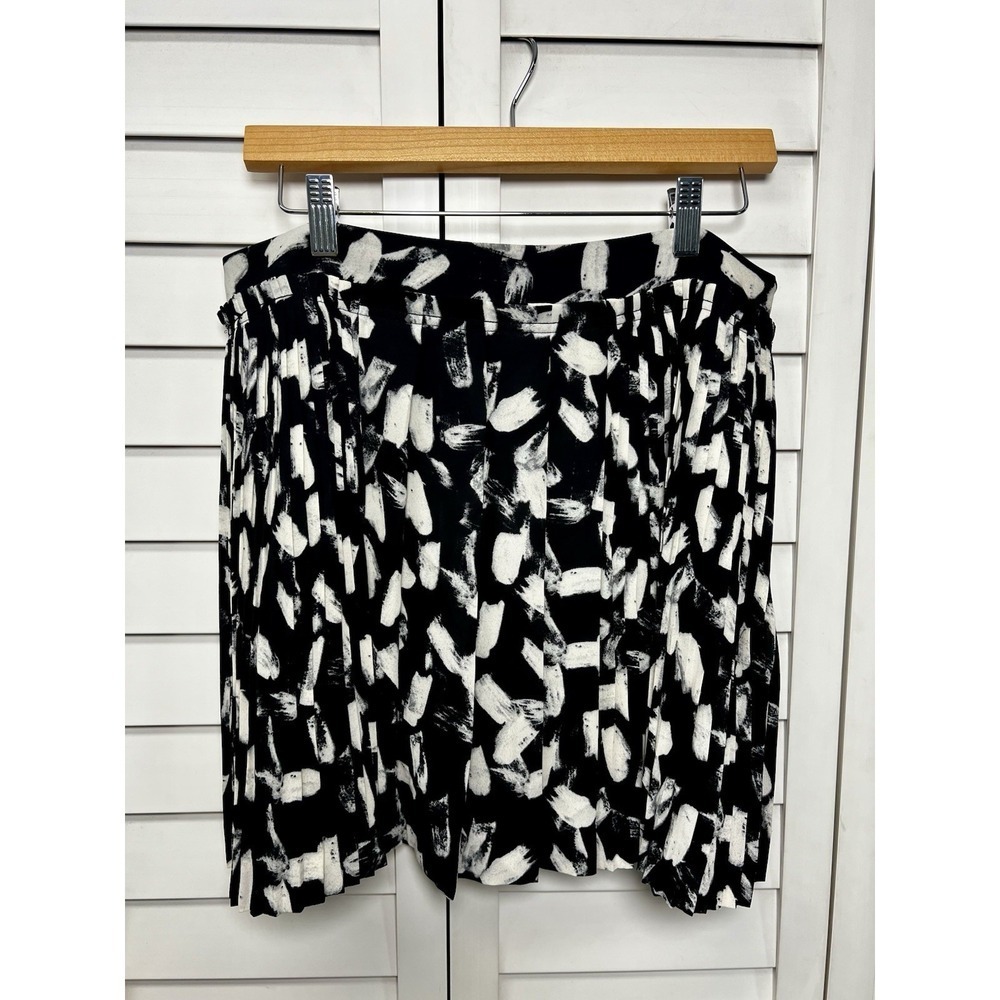 Banana Republic Abstract Pleated Lined Mini Skirt Women's Size 12 Black & Cream